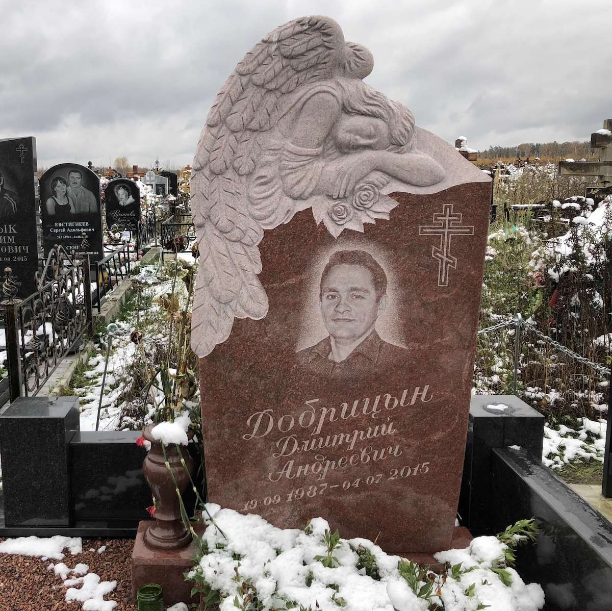 Памятник ангел с розами