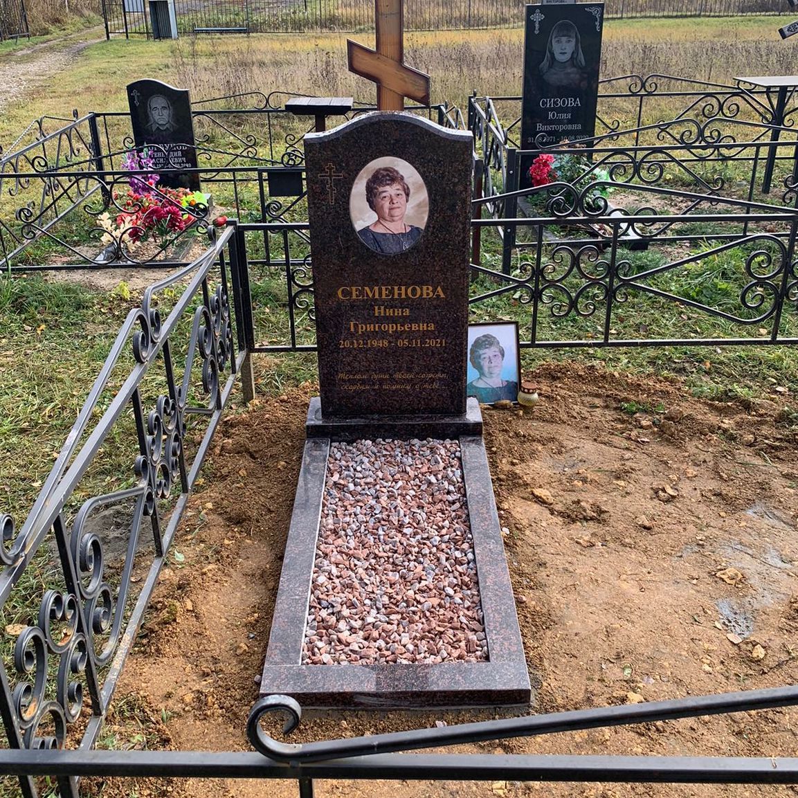 щебень бордовый на кладбище