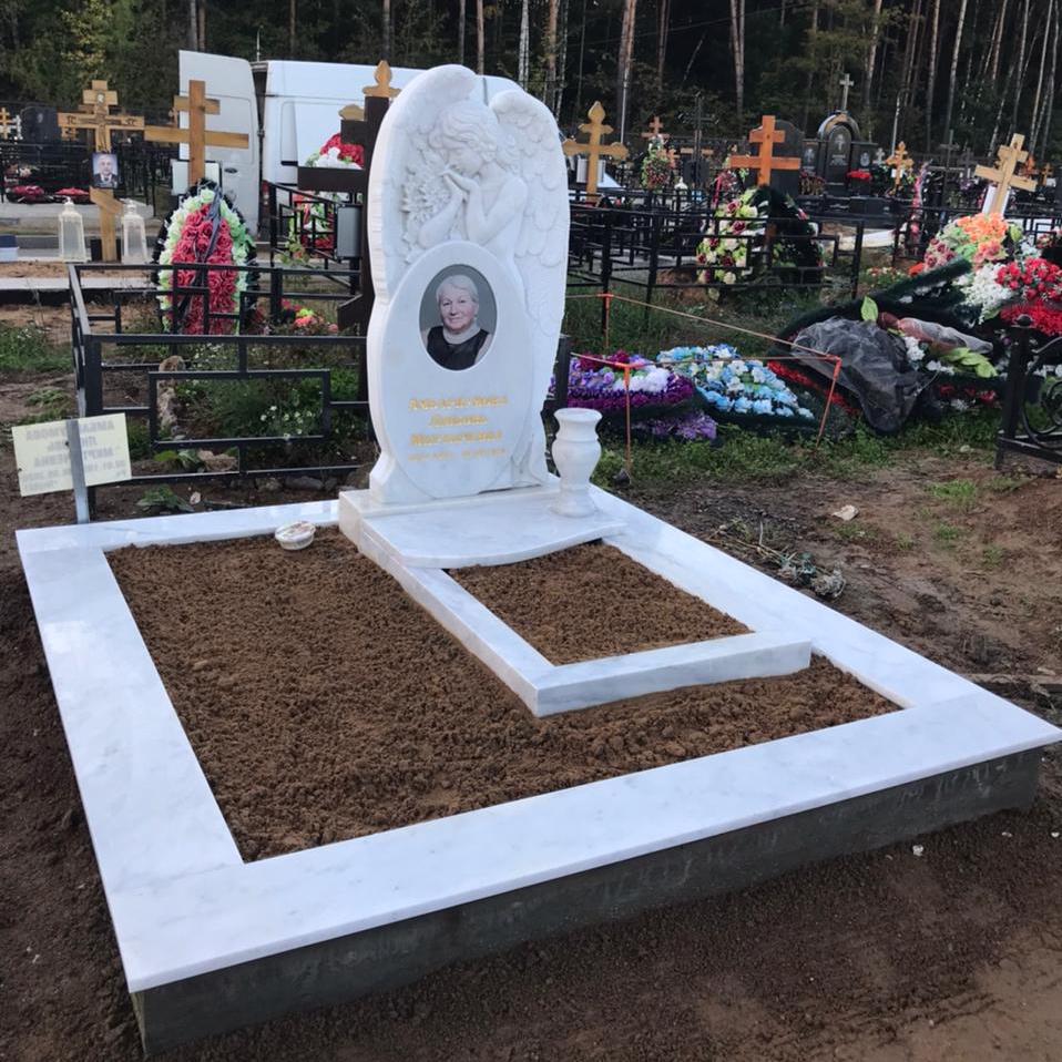 Памятник с ангелом