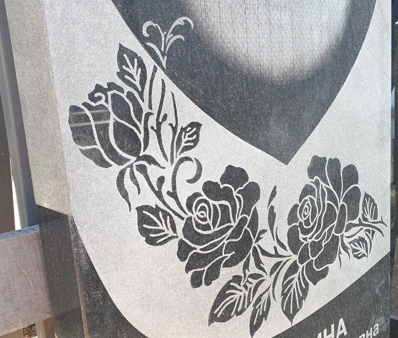 Памятник сердце с цветами гравировка