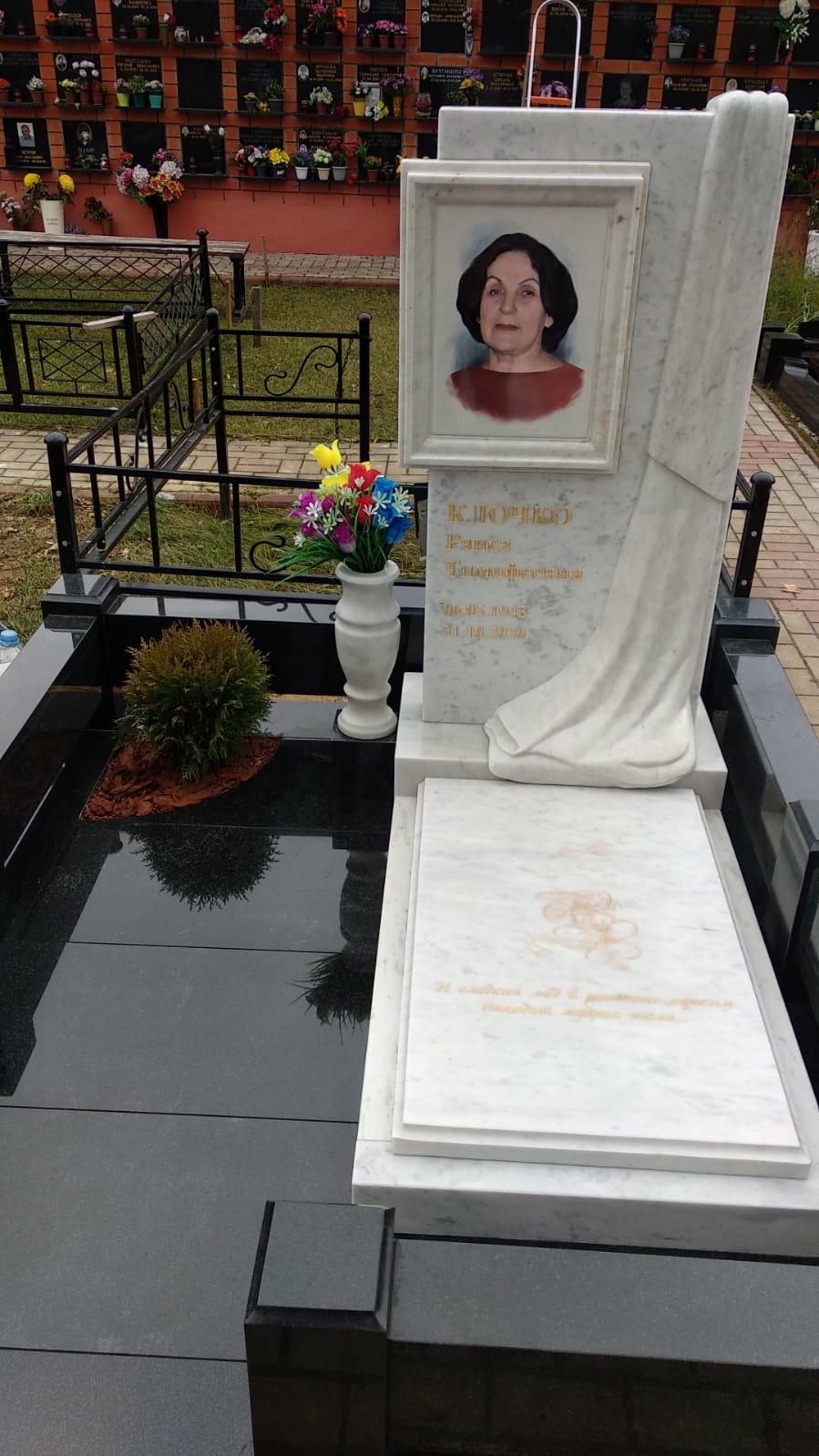 закрытый цветник на могилу