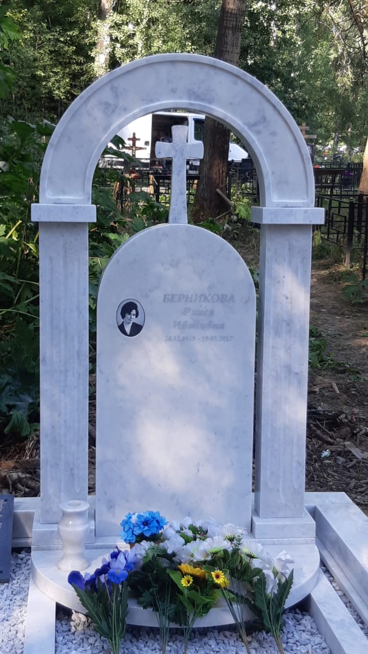 Памятник с аркой белый