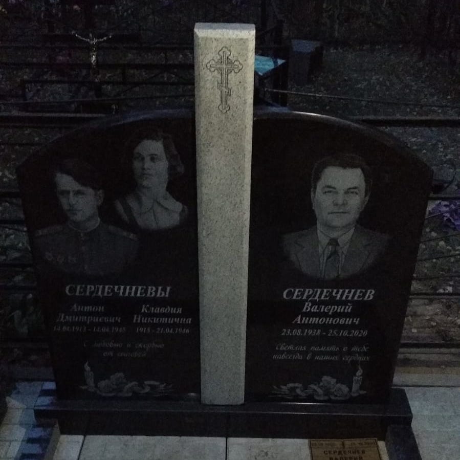 2 фигурные стелы со столбом