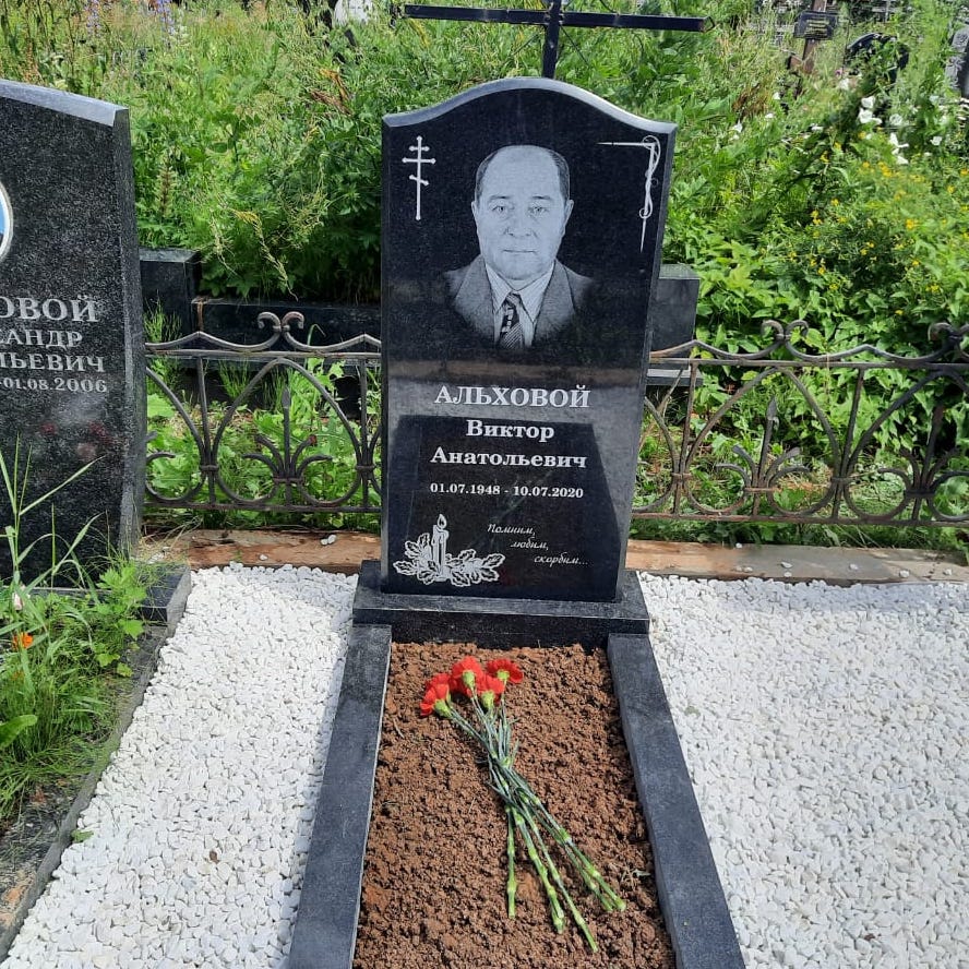 гранитное надгробие волной