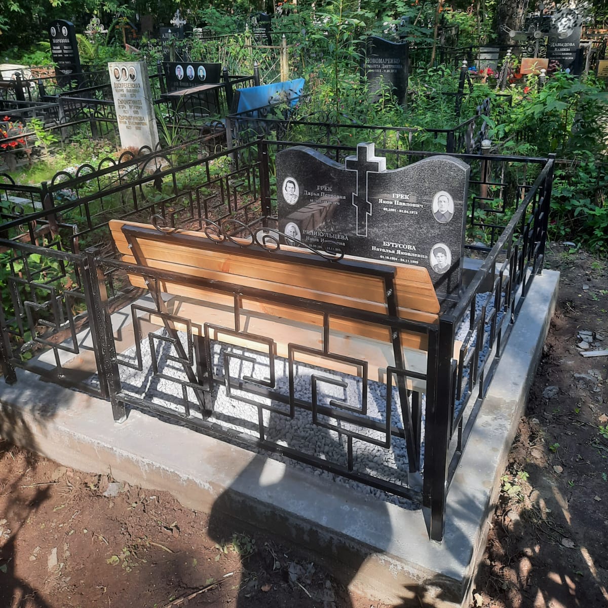 горизонтальный памятник с крестом наверху 15401