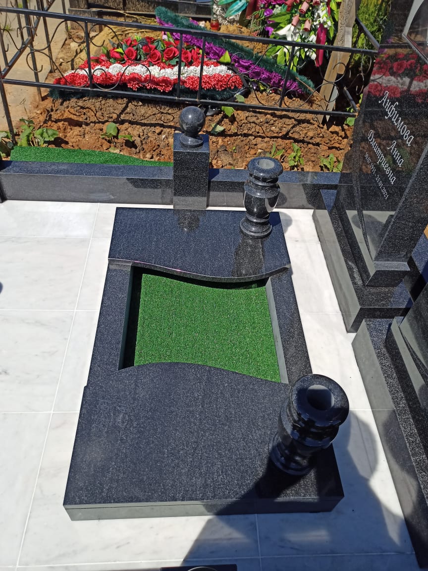 Памятник с подставками под вазы 81032