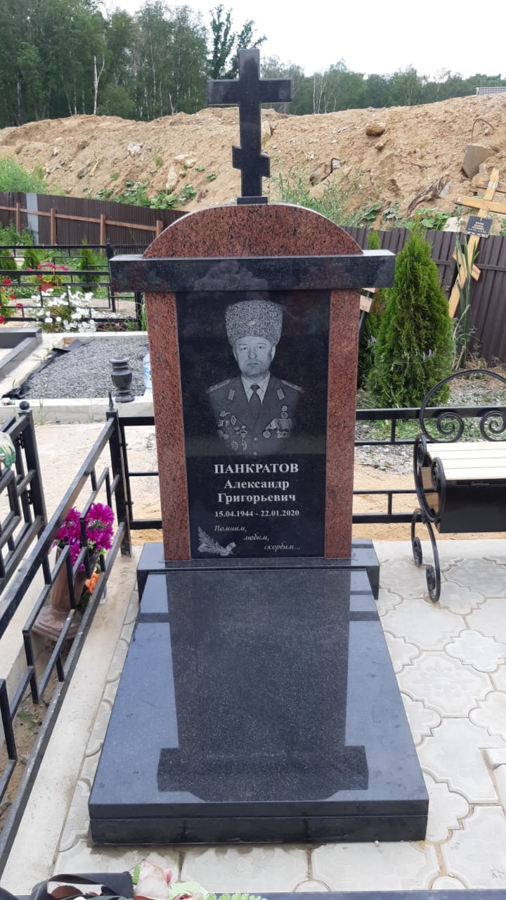 Памятник аркой с крестом православным