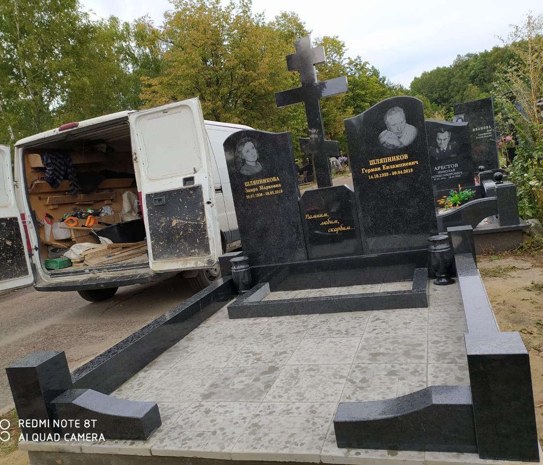 Мемориальный комплекс в восьмиконечным крестом