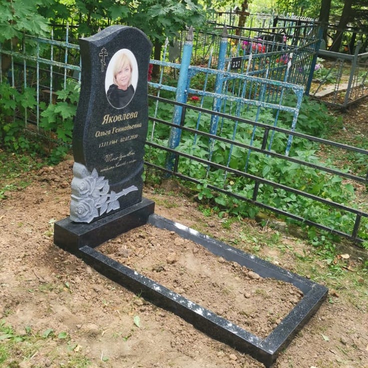 Памятник с резными розочками 12510