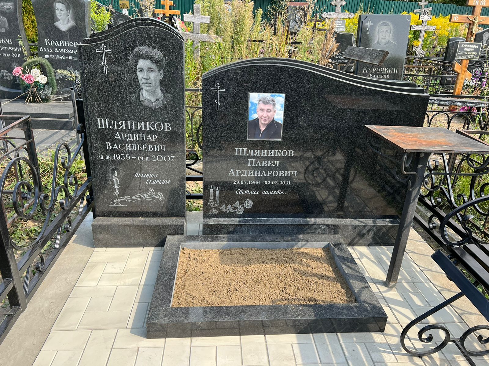 нижнее оформление на памятник  свечи с розами гравировка