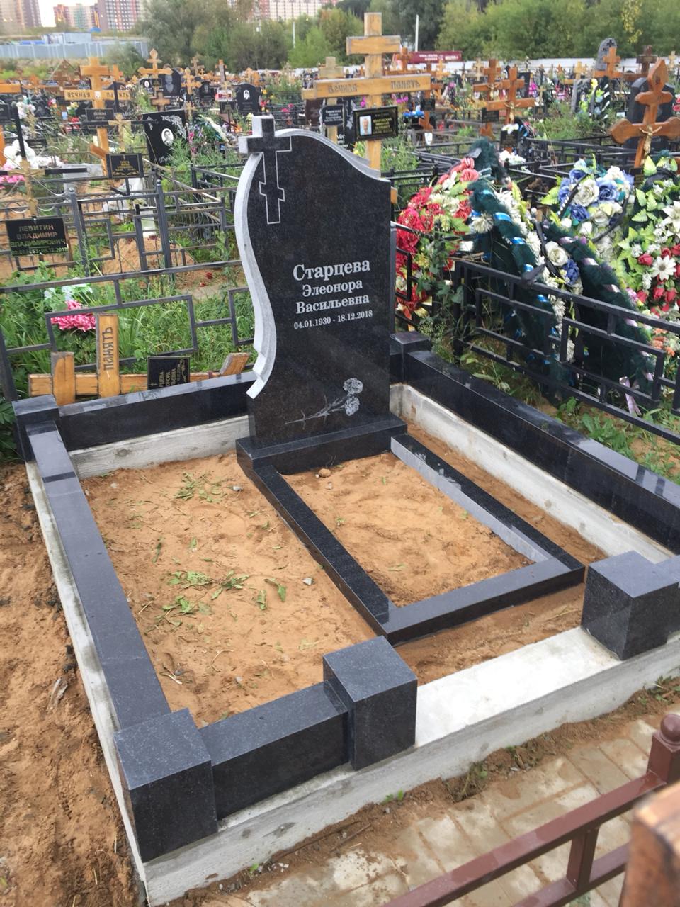 Памятник с крестом сбоку и плащаницей