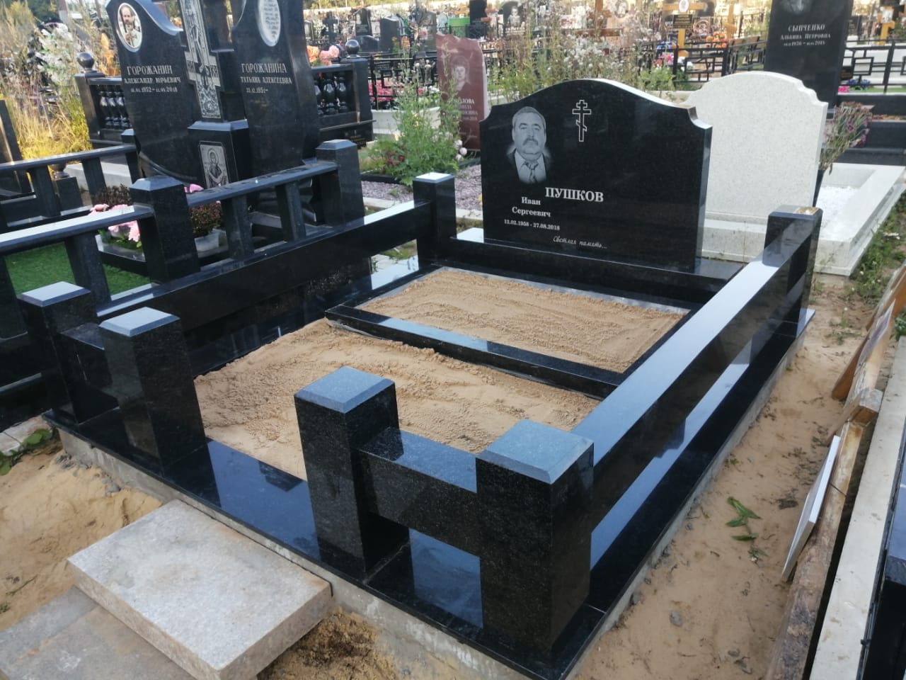цоколь с полосами гранитный 22109