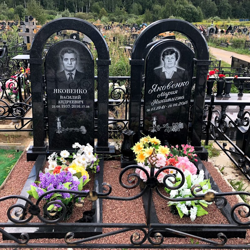 Памятник арка на кладбище