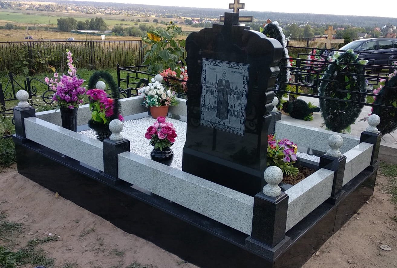 Резной памятник с крестом из гранита 18677