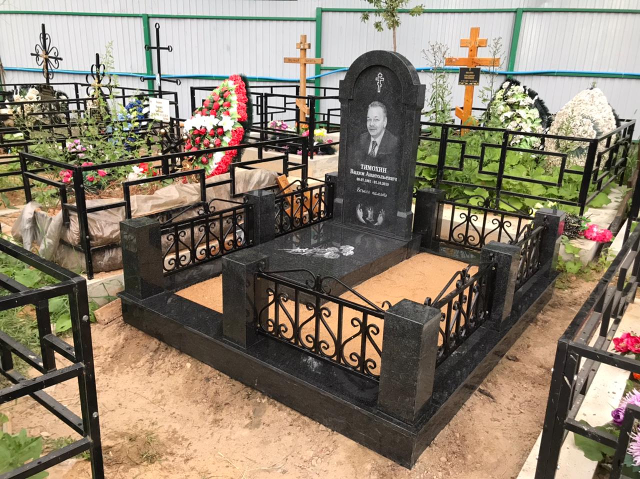Элитный памятник гранитный 18658