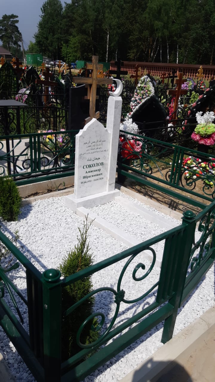 Памятник мусульманский с месяцем из гранита