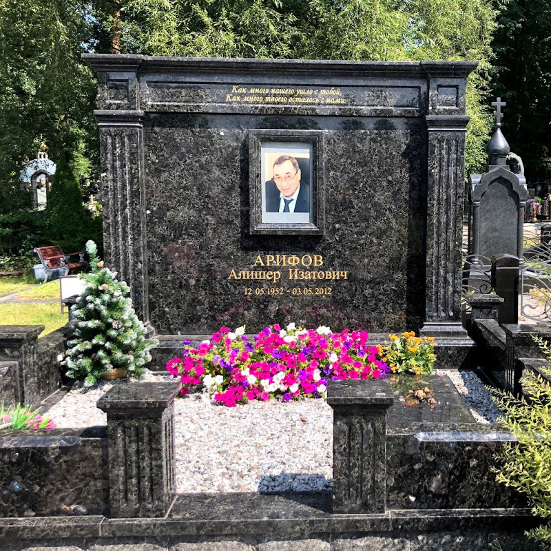 Памятник с пилястрами на могилу
