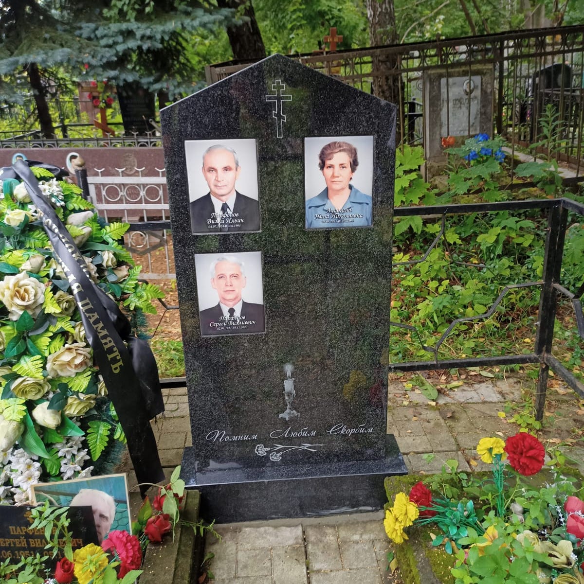 Горящая свечка на памятник