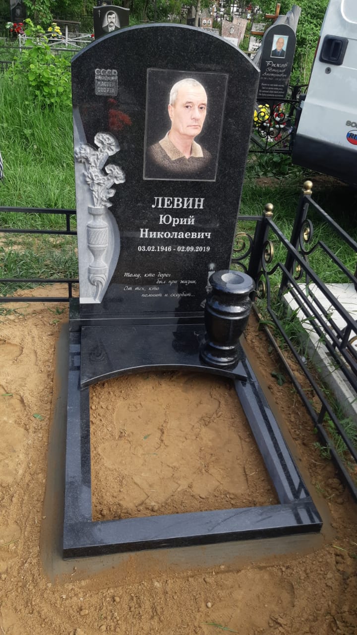 цветник с плиткой на могилу бюджетный