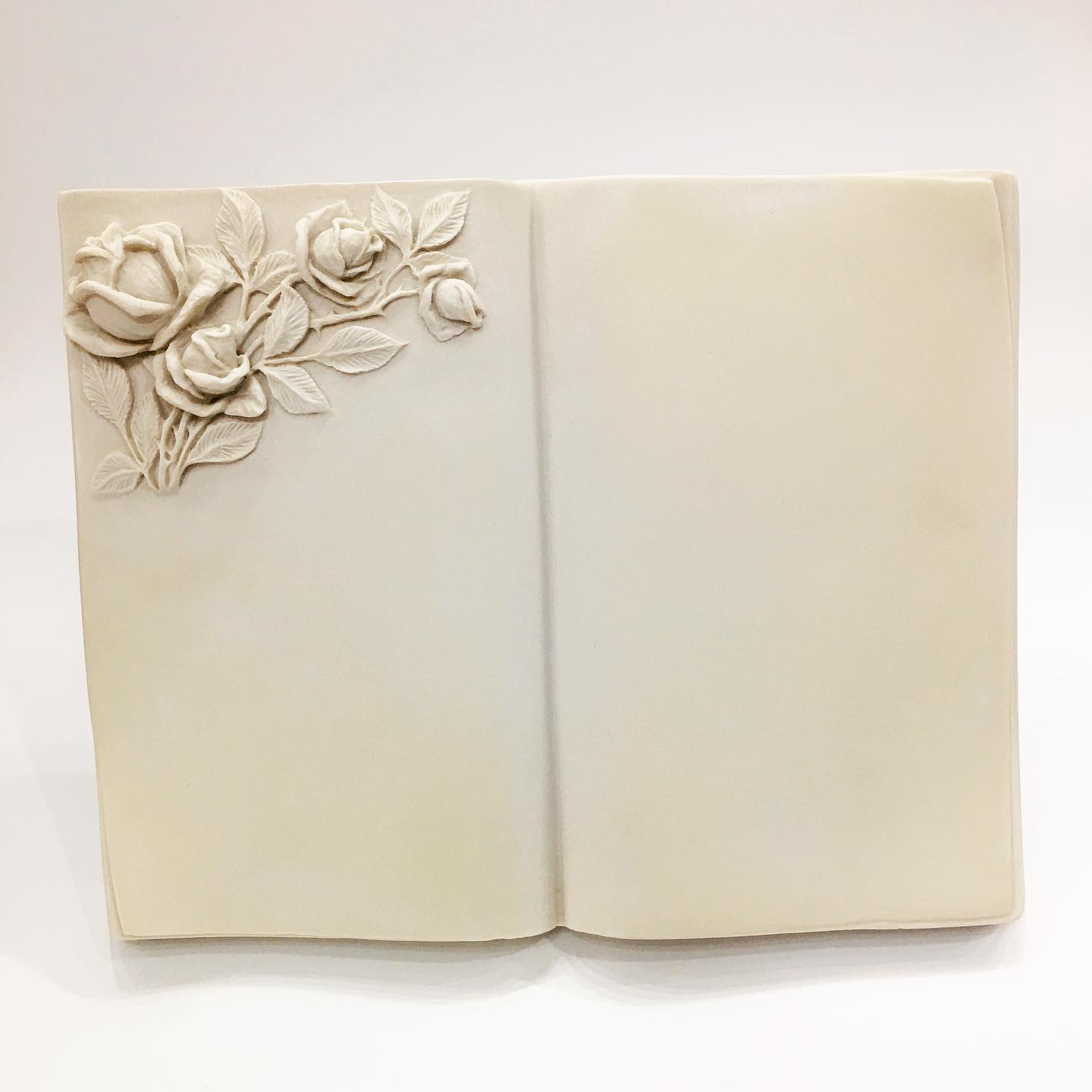 Книга на памятник из белого мрамора