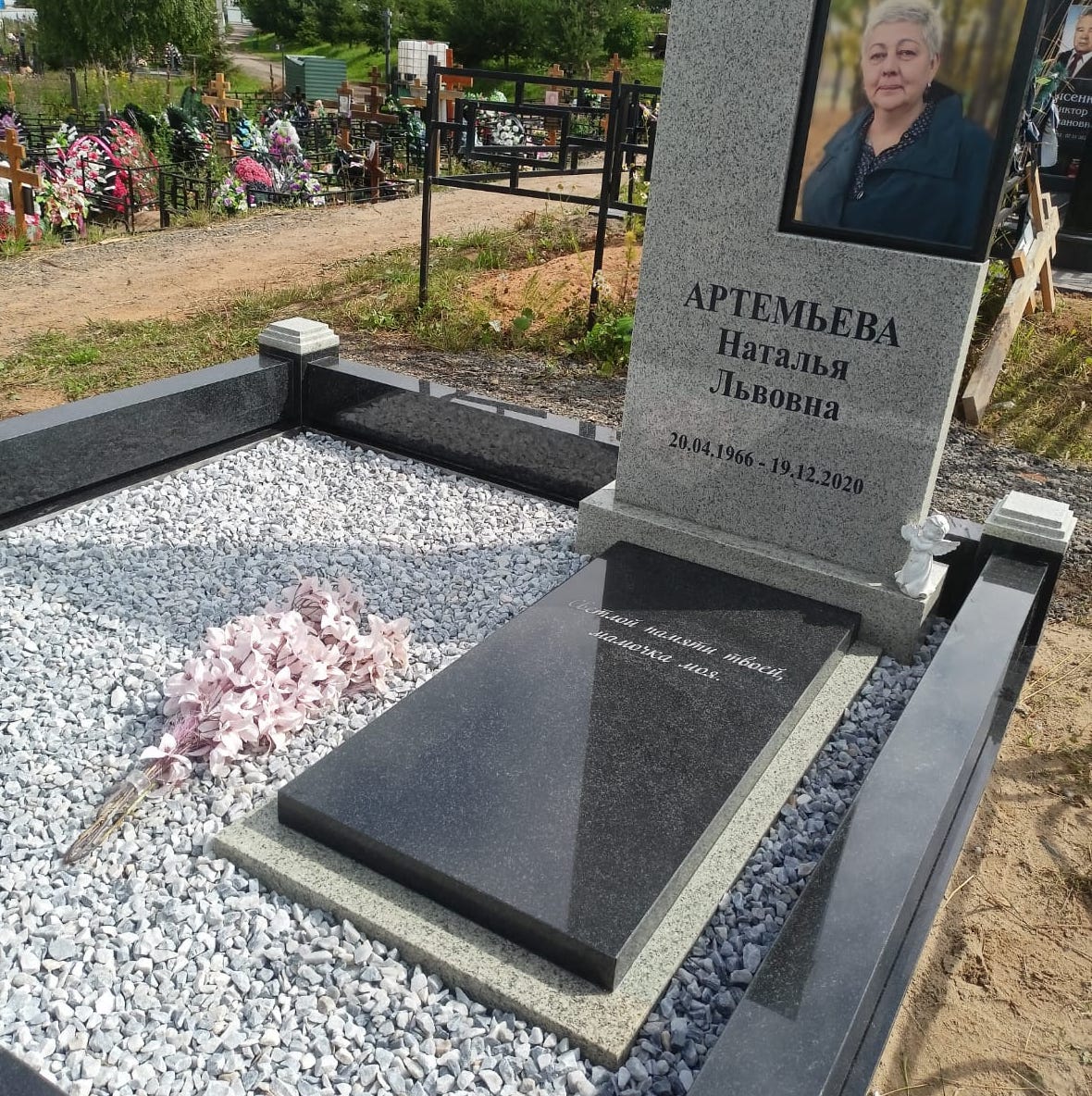 закрытый цветник на могилу