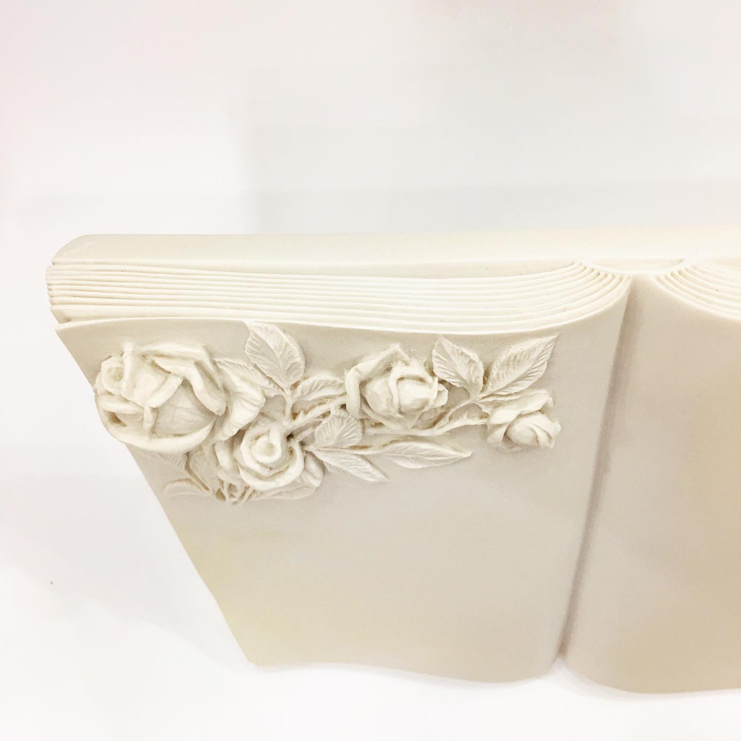 Книга на памятник из белого мрамора