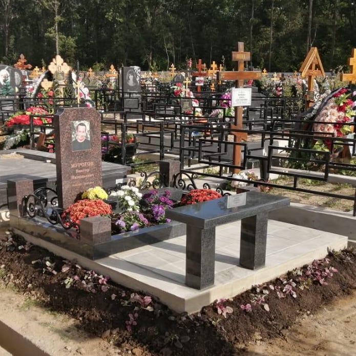 Цоколь с оградкой на могилку