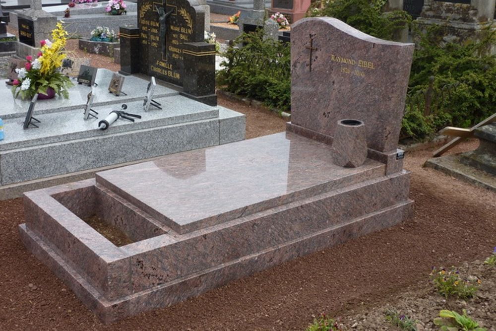 Памятник из Индийского камня