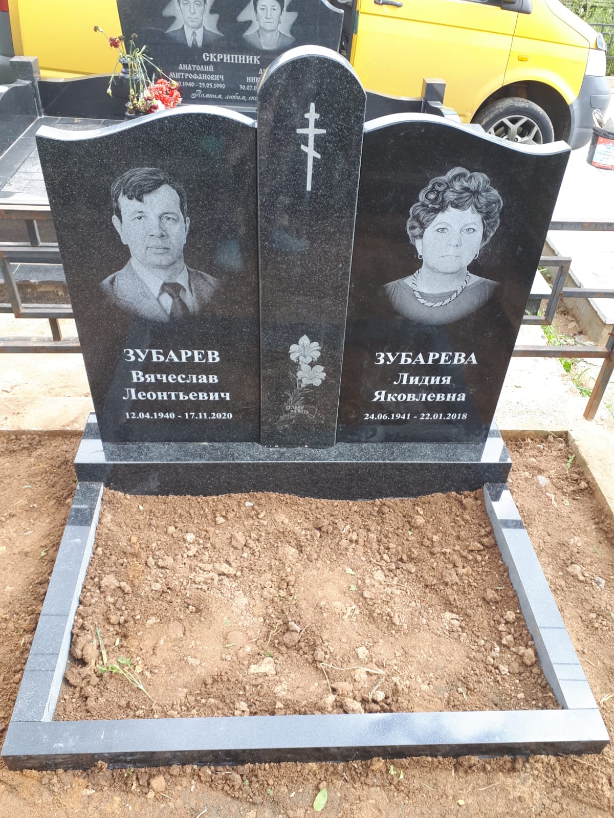 Лилии с лентой на памятник