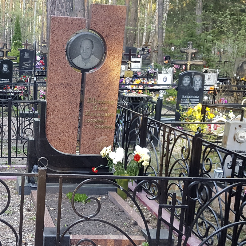 Памятник необычный составной