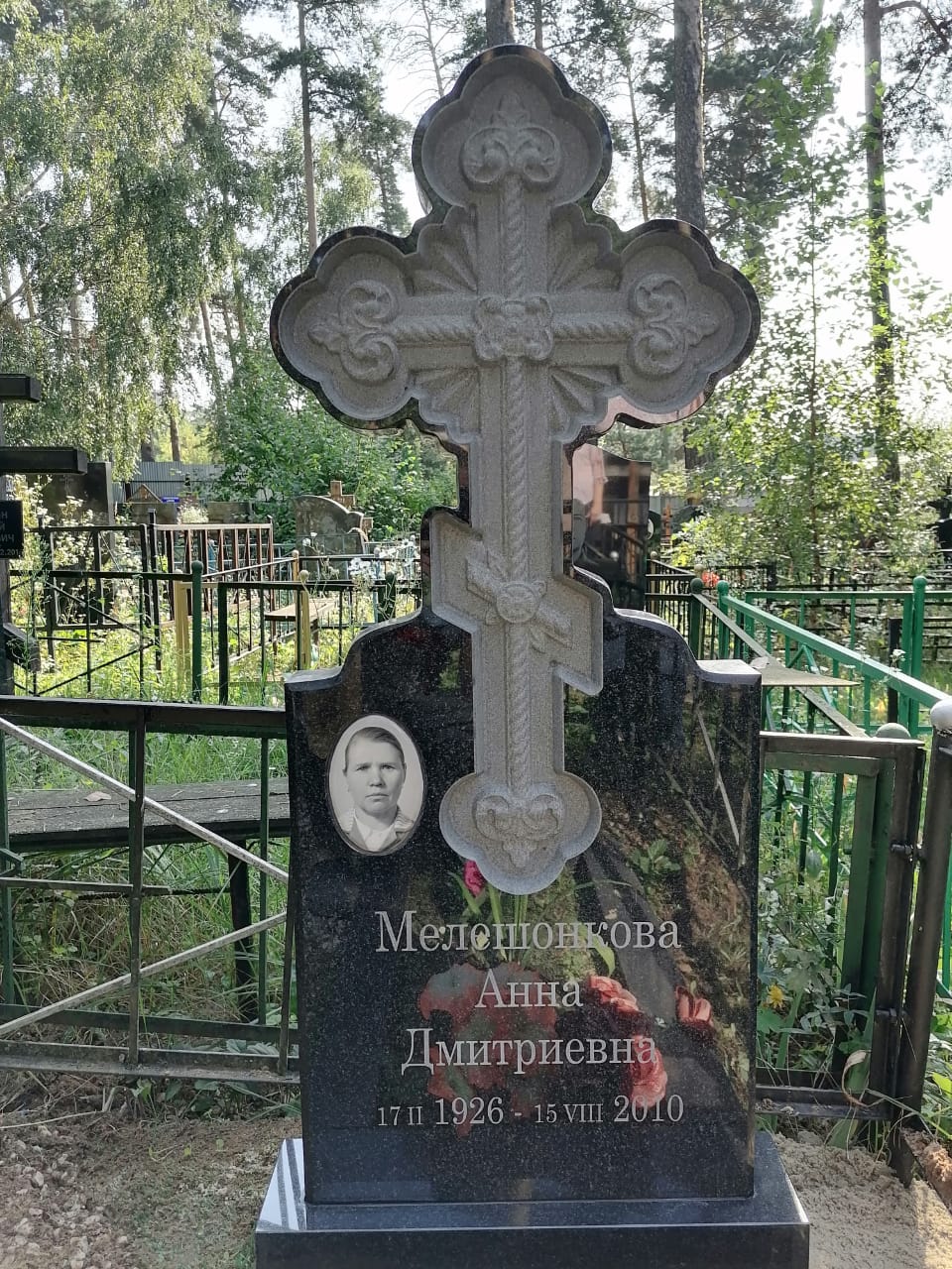 Памятник-крест резной