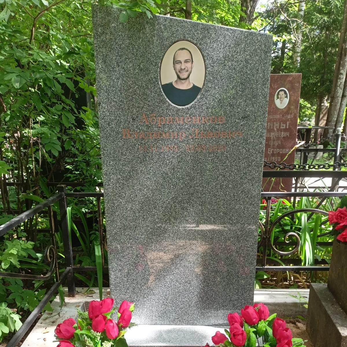 памятник строгой формы на могилу