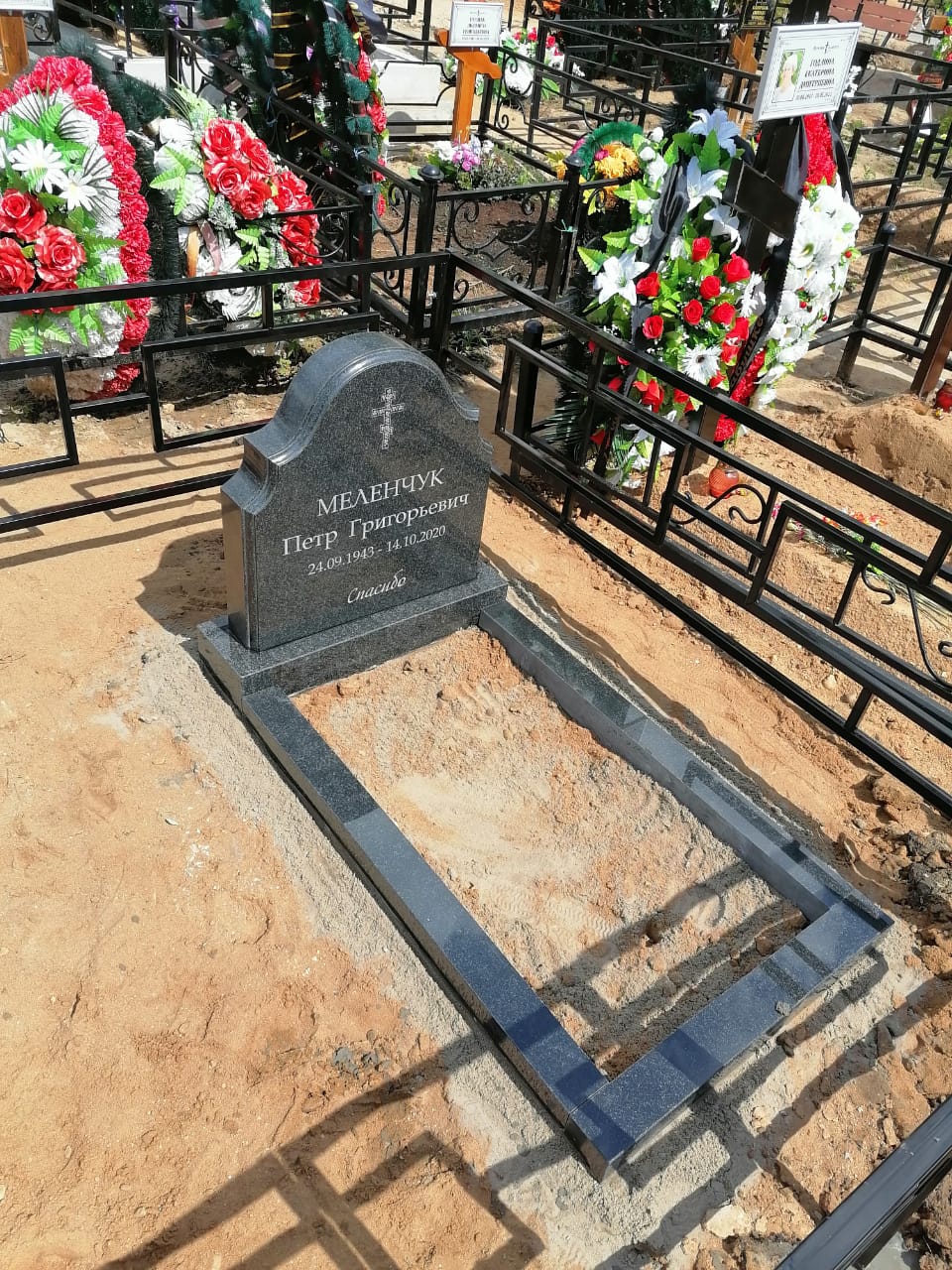 недорогой памятник из гранита 18103