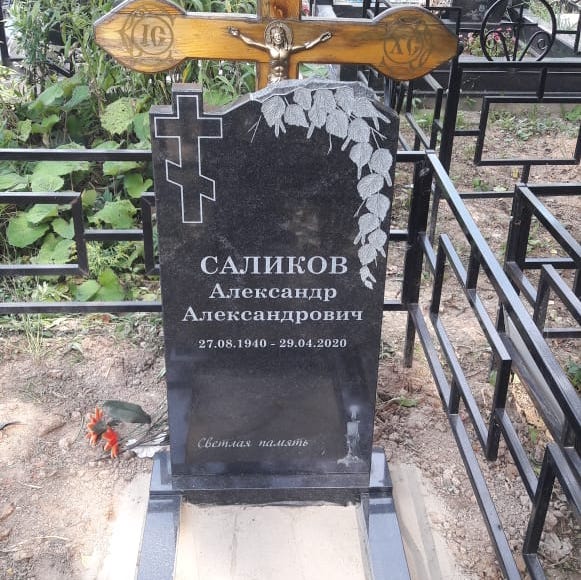 Памятник с веткой березы и крестом