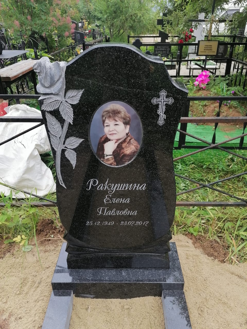 Гравировка креста на памятник