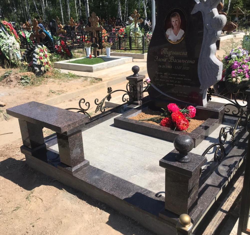 Гранитная ограда с лавочкой на могилу