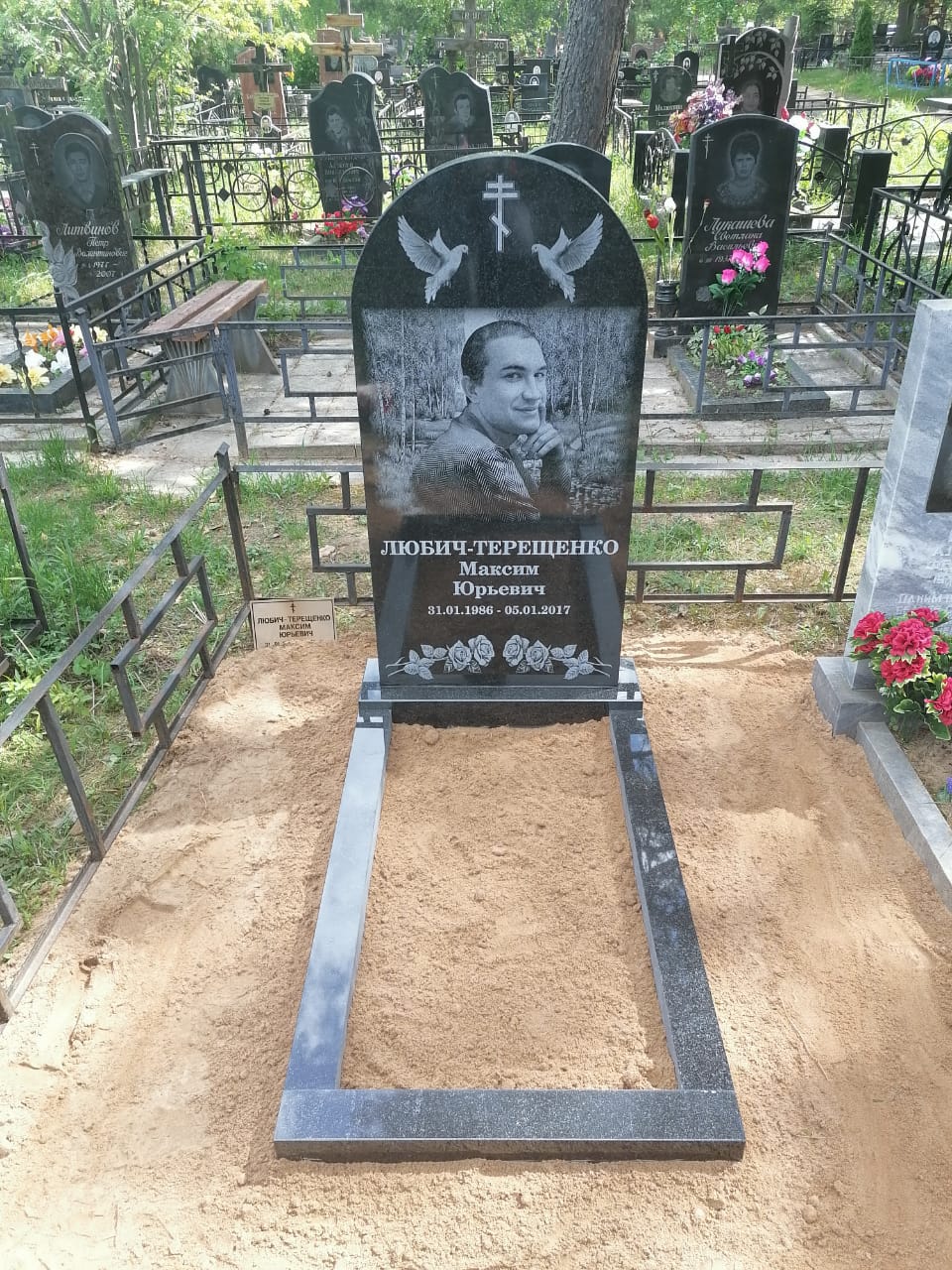 Изображение голубя на гранитном памятнике