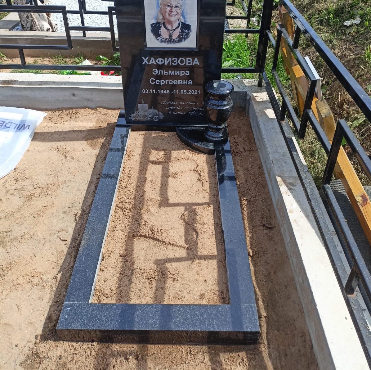 Памятник с подставками под вазы 81032