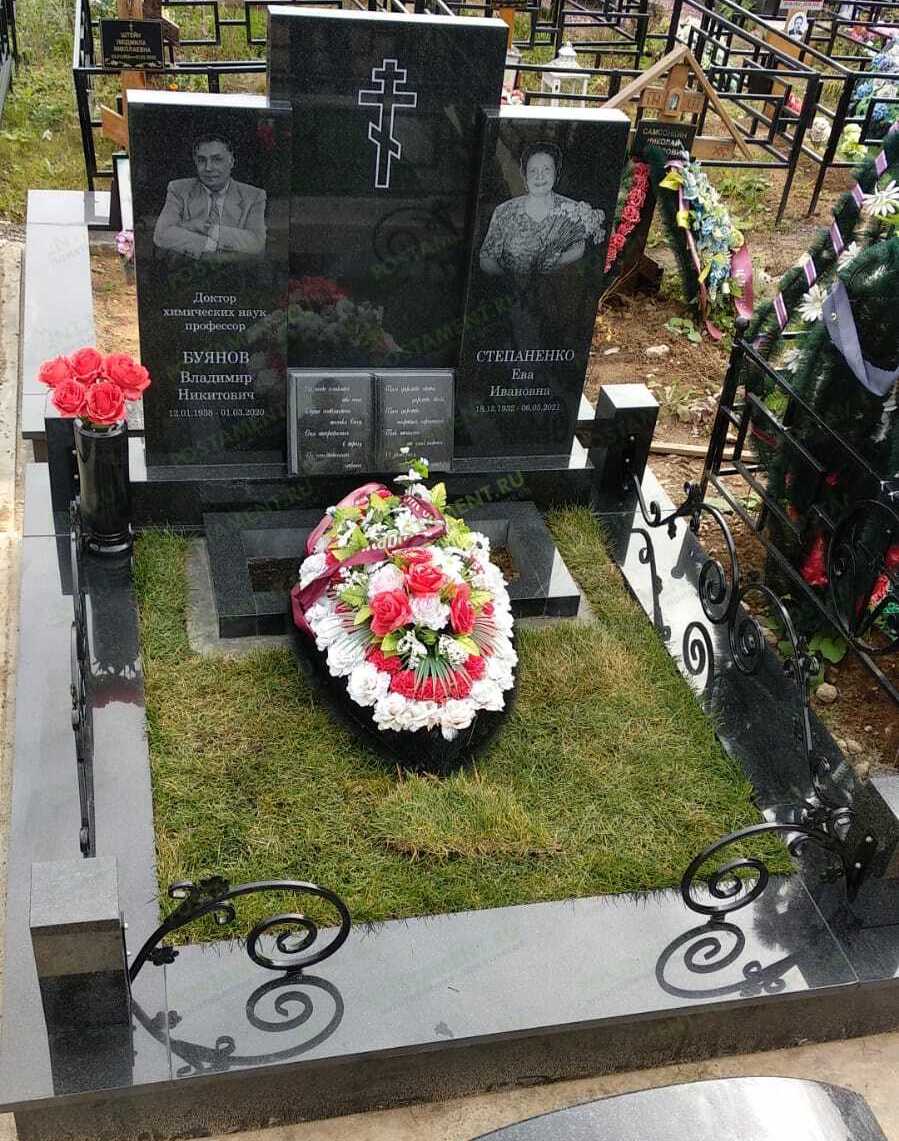 Семейный гранитный комплекс из трех стел