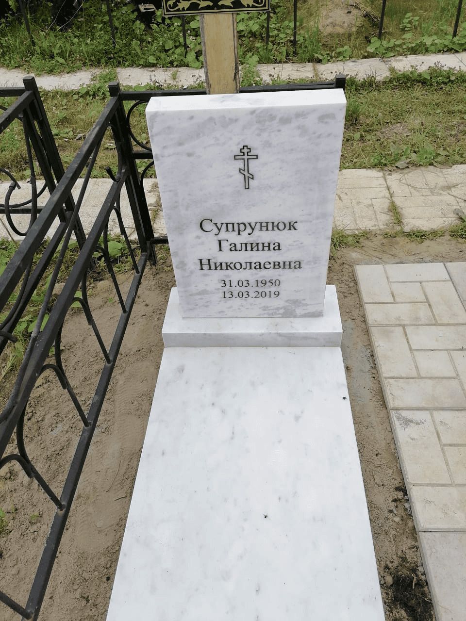 маленький памятник на могилу