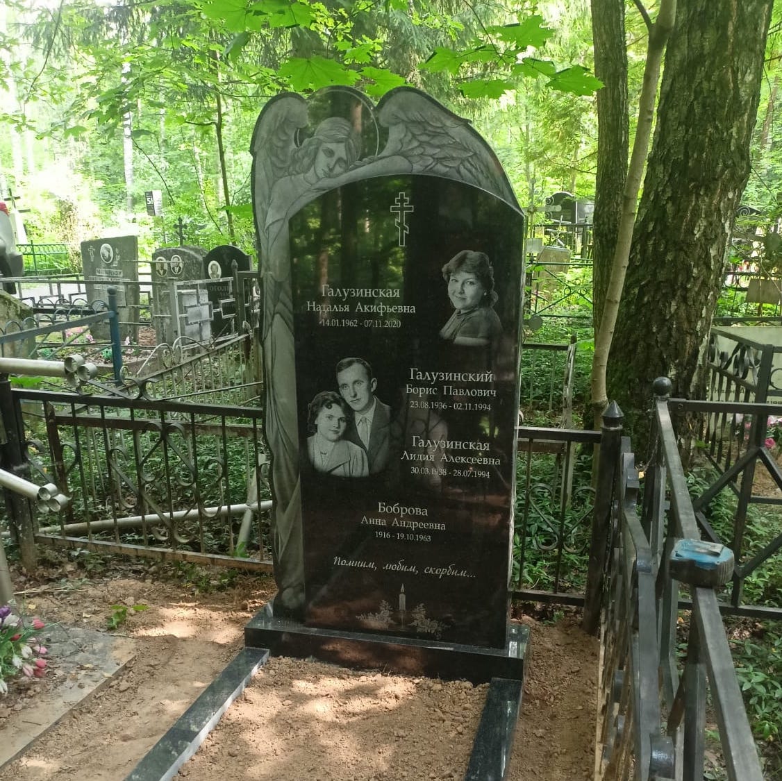 Свечи с розами на семейный памятник