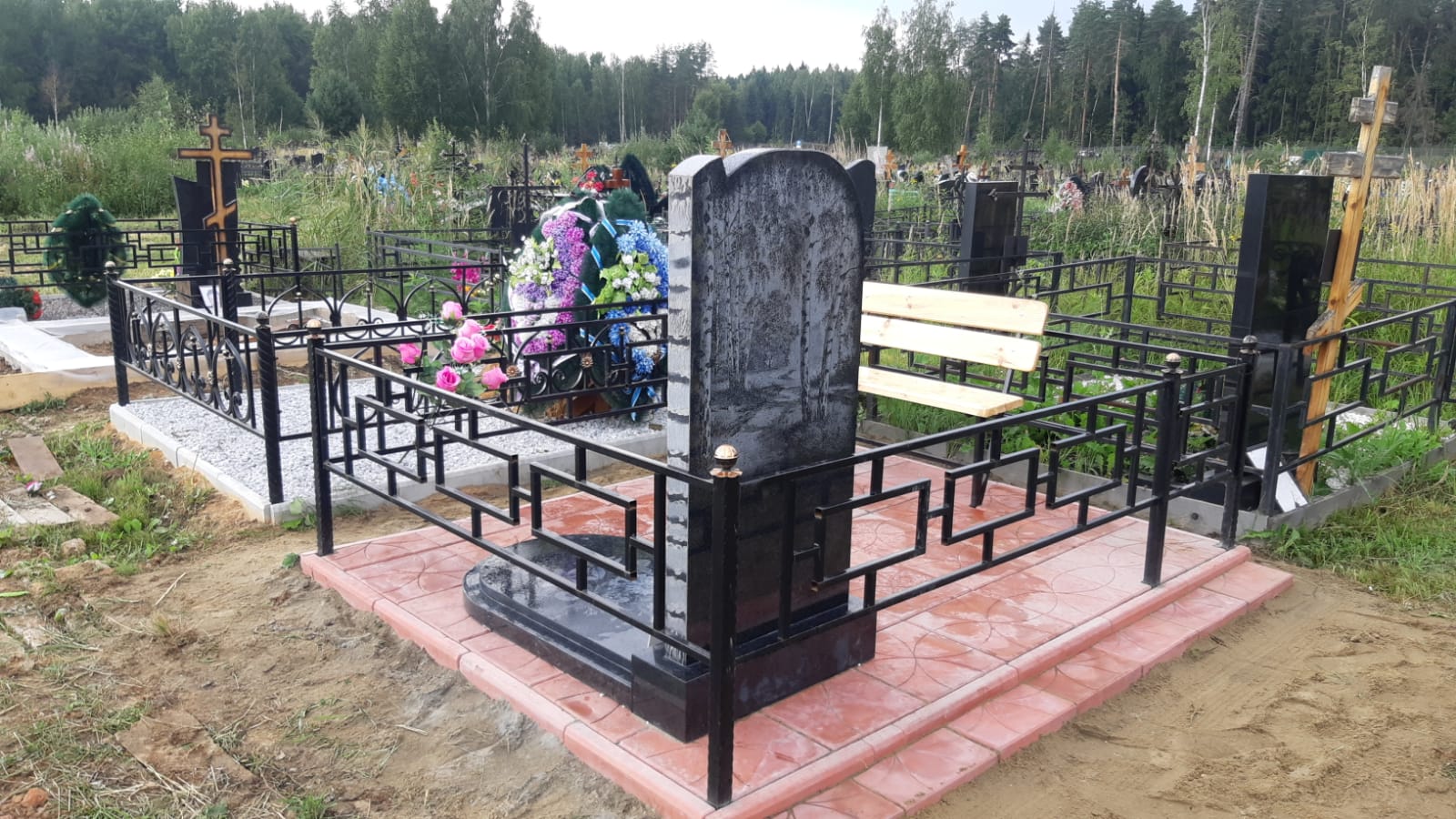 красный бетонный бордюр на могилу