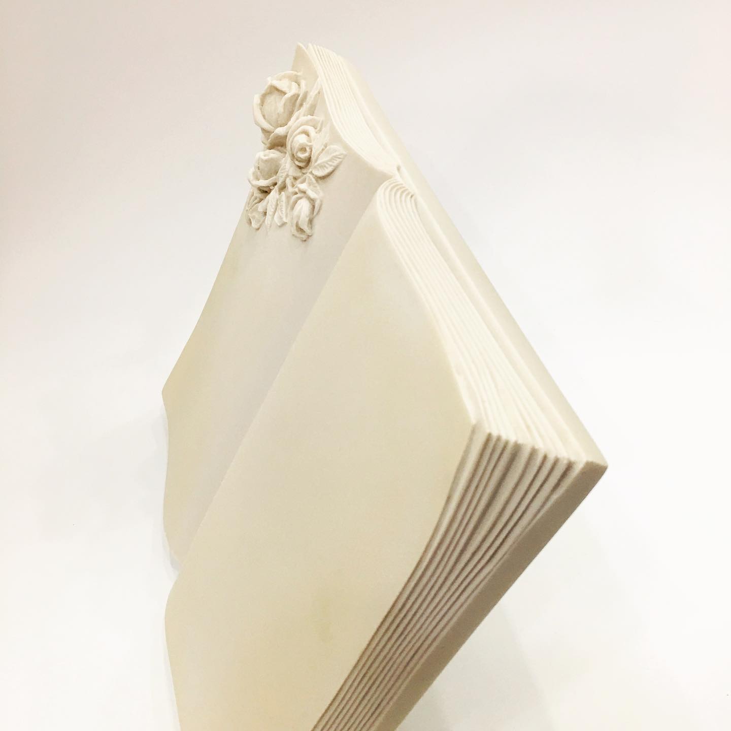 Книга на памятник из белого мрамора