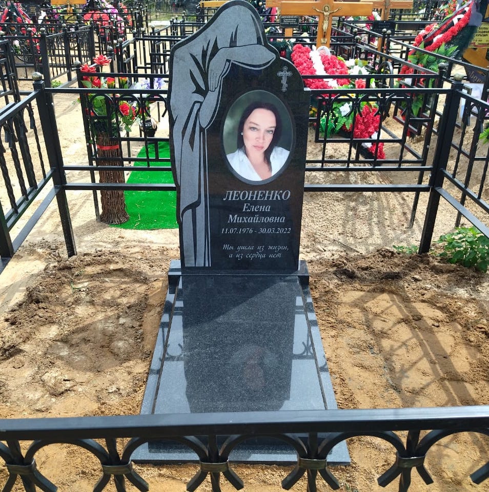 памятник со скорбящей из гранита 11204