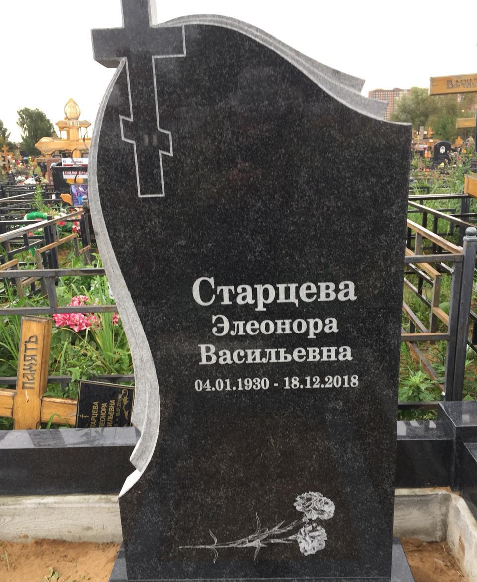 Памятник с крестом сбоку и плащаницей