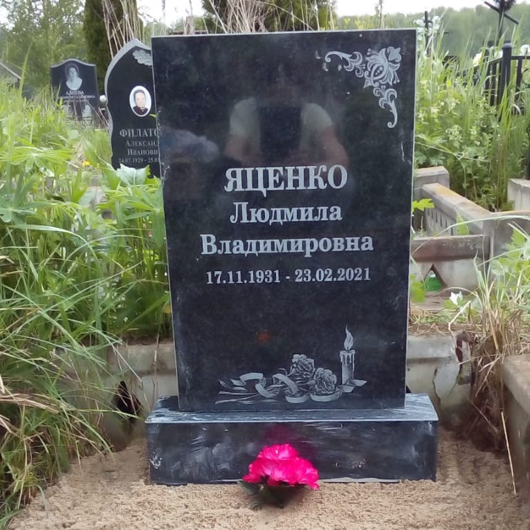 Свеча с лентой и гвоздиками на памятник
