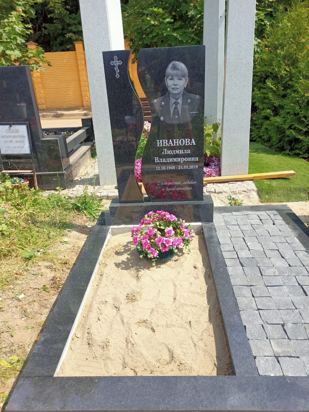 Гранитный мемориал с брусчаткой и гранитными поребриками