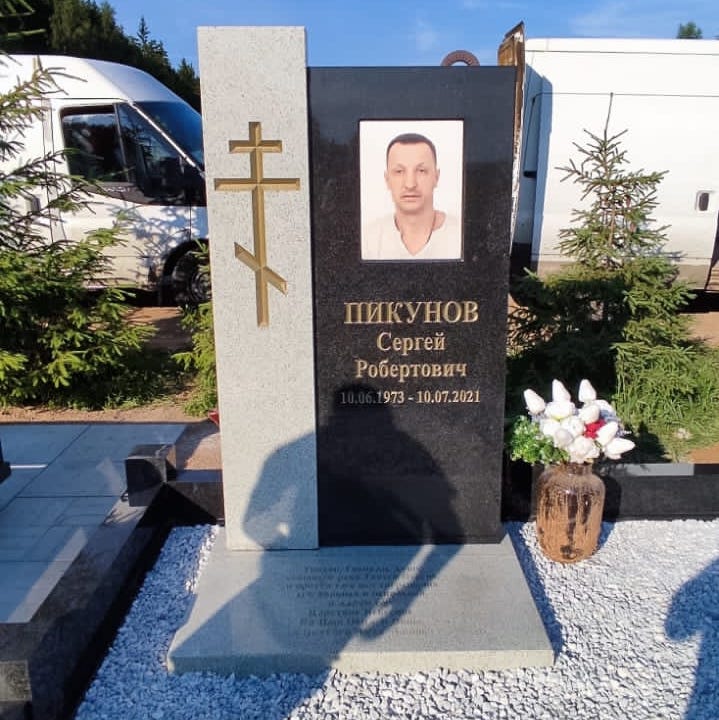 Памятник с гранитным столбом