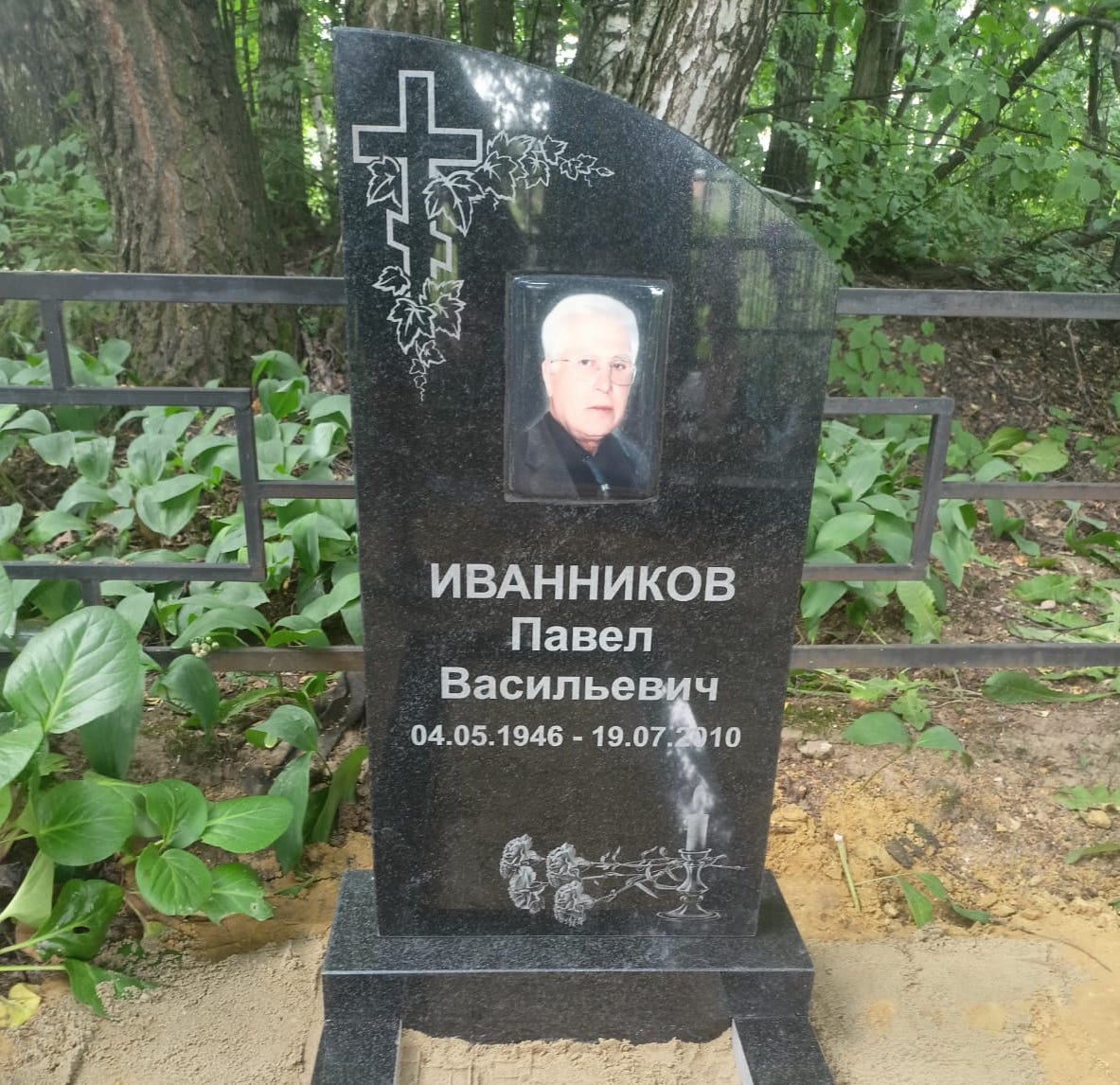 памятник могильный со скосом