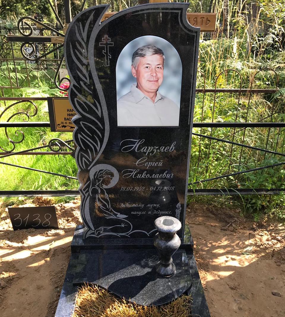 памятник с ангелом скорбящим